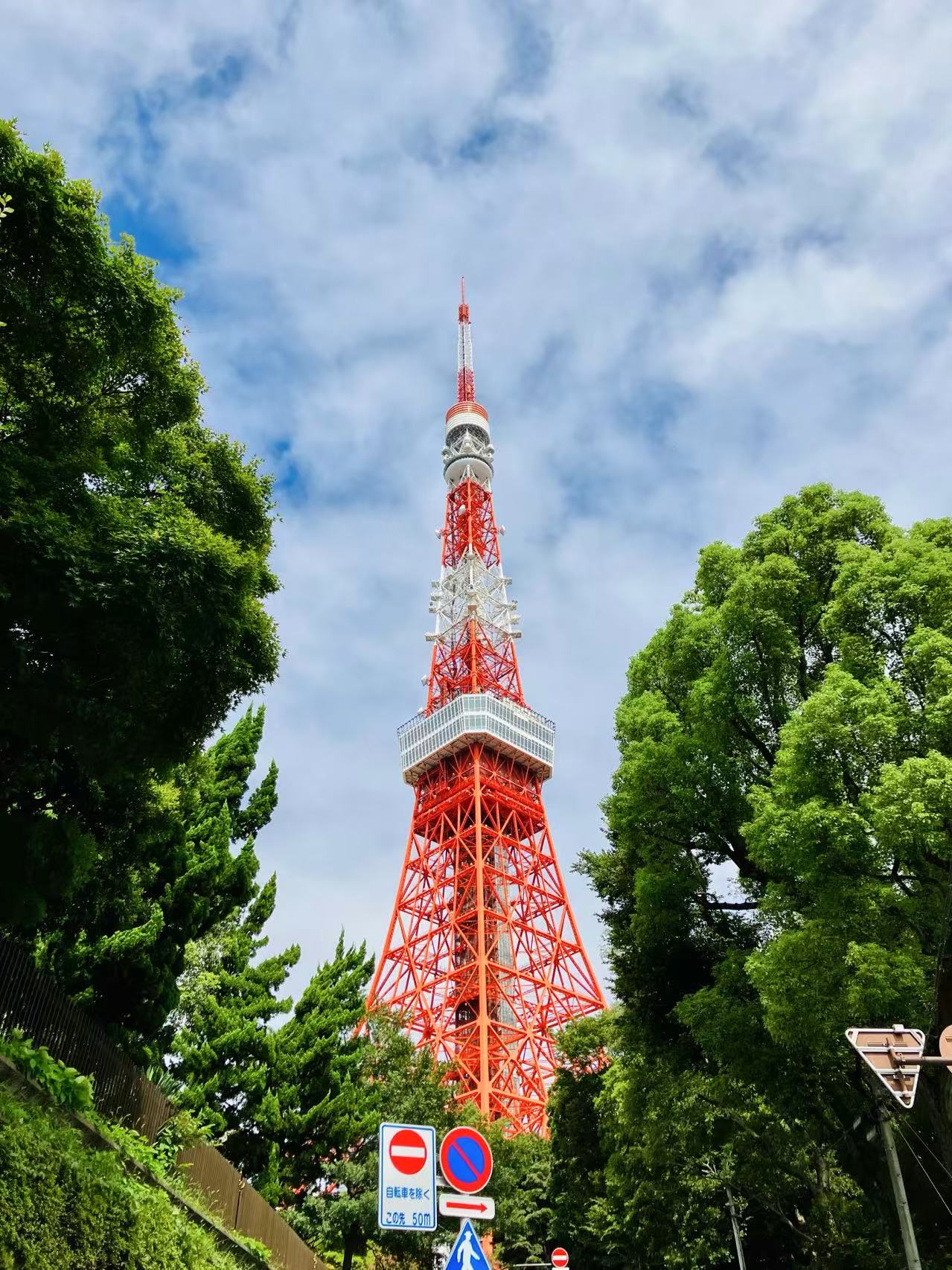 静かな海と光に満ちた空
